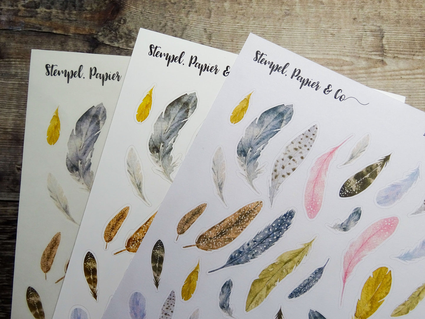 Stickerbogen mit Federn, einzeln ablöse Sticker für Bullet Journal, Planer und Kalender im Aquarellstil