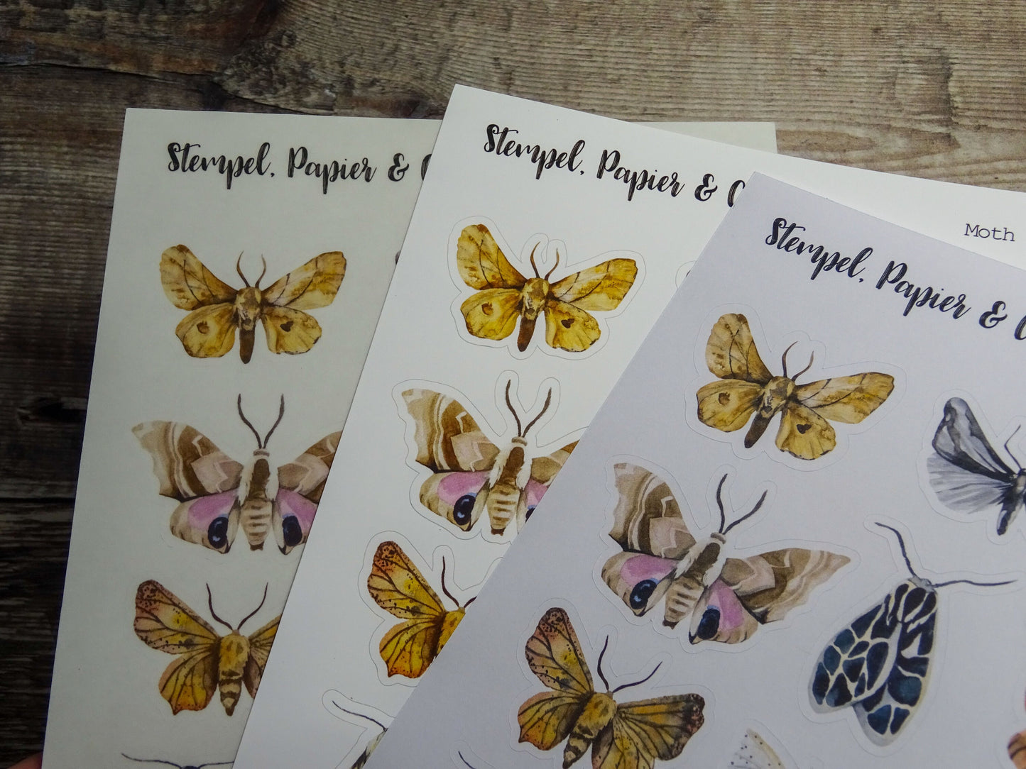 Stickerbogen Motten mit jeweils einzeln ablösbaren Stickern im Aquarellstil zum Dekorieren im Bullet Journal, Planer oder Kalender