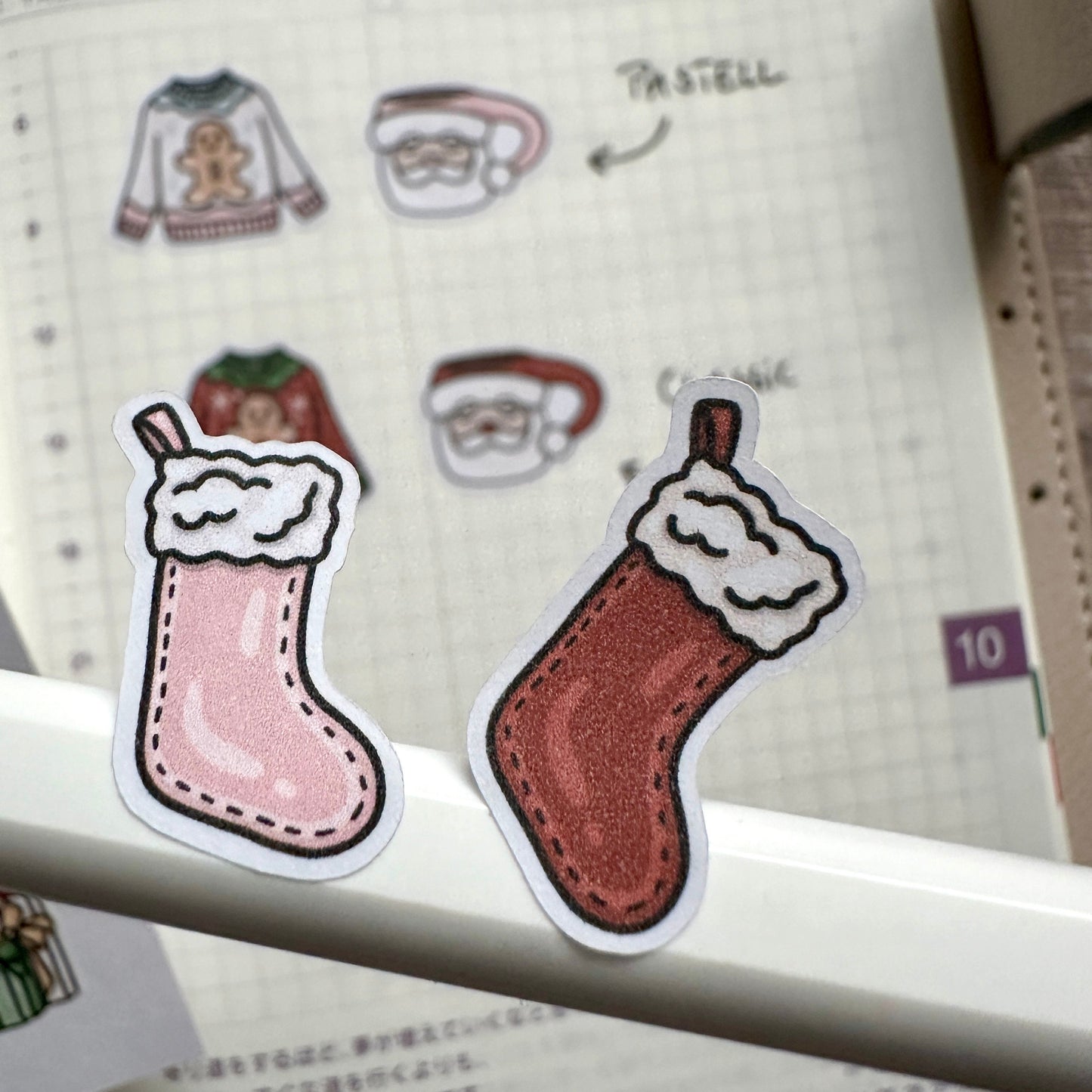 kleiner Stickerbogen mit einzeln ablösbaren, weihnachtlichen Symbolen, klassisch und Pastell für Bullet Journal, Planer und Kalender