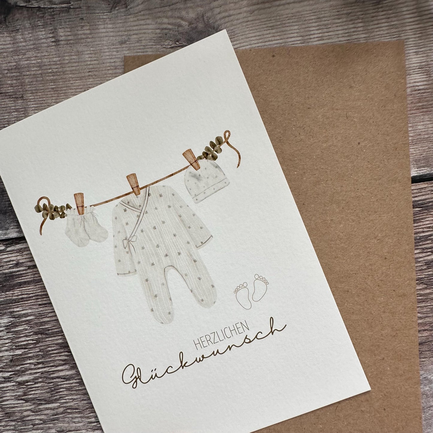 Karte Glückwunsch zur Geburt, Klappkarte in A6 für Willkommen Baby mit Strampler im Aquarellstil, neutral