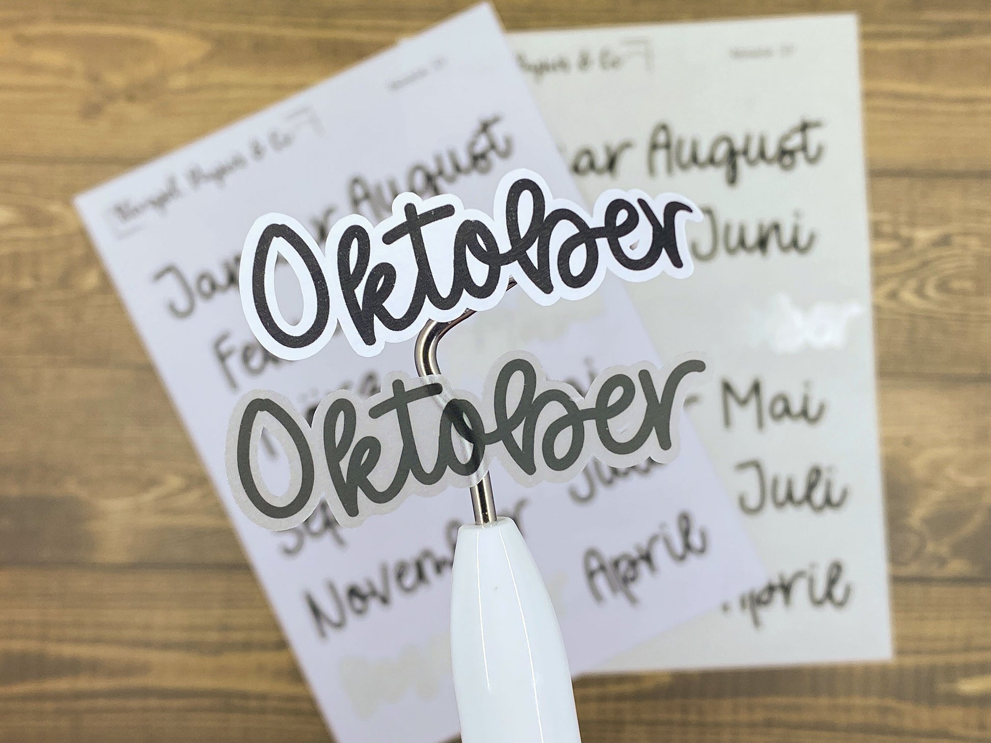 Stickerbogen Monate Januar bis Dezember in deutsch, einzeln ablösbare Sticker in der Schriftart 4 für Bullet Journal, Planer oder Kalender