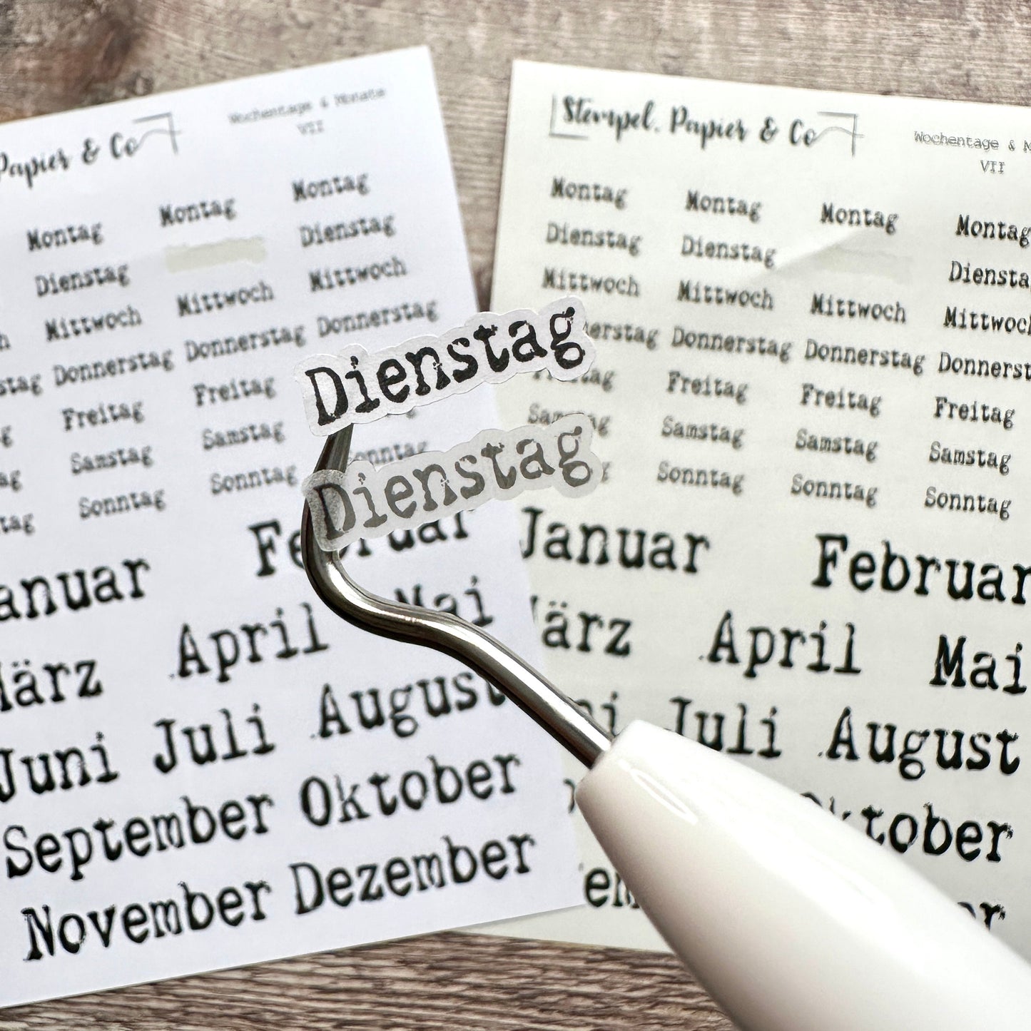 Stickerbogen Wochentage und Monate in Schreibmaschinenschrift, einzeln ablösbare Sticker für Bullet Journal, Planer und Kalender