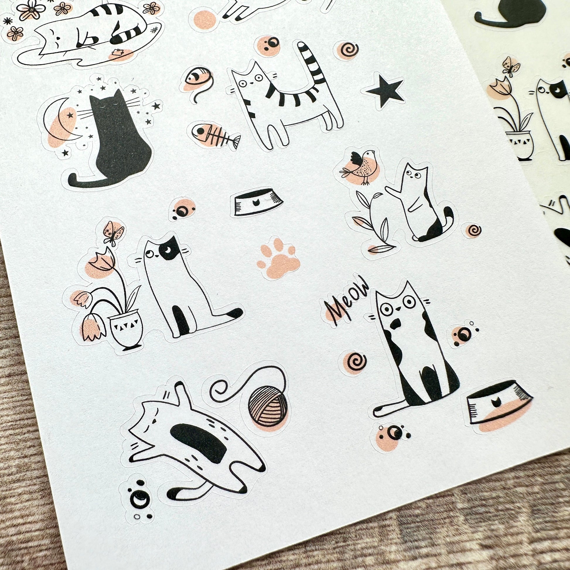 Stickerbogen verspielte Katzen in schwarz-weiß, einzeln ablösbare Sticker für Bullet Journal, Planer und Kalender