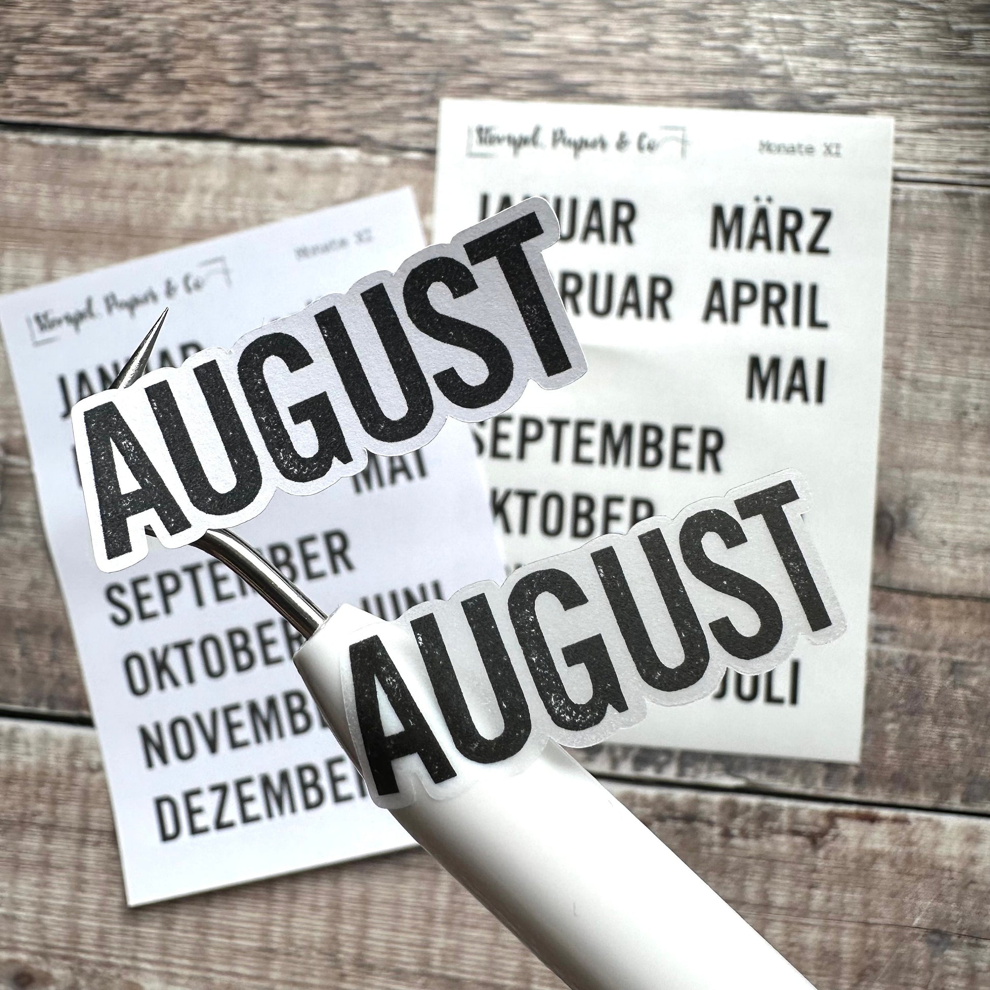 Stickerbogen Monate Januar bis Dezember, einzeln ablösbare Sticker in der Schriftart 11 für Bullet Journal, Planer und Kalender, 12x17 cm