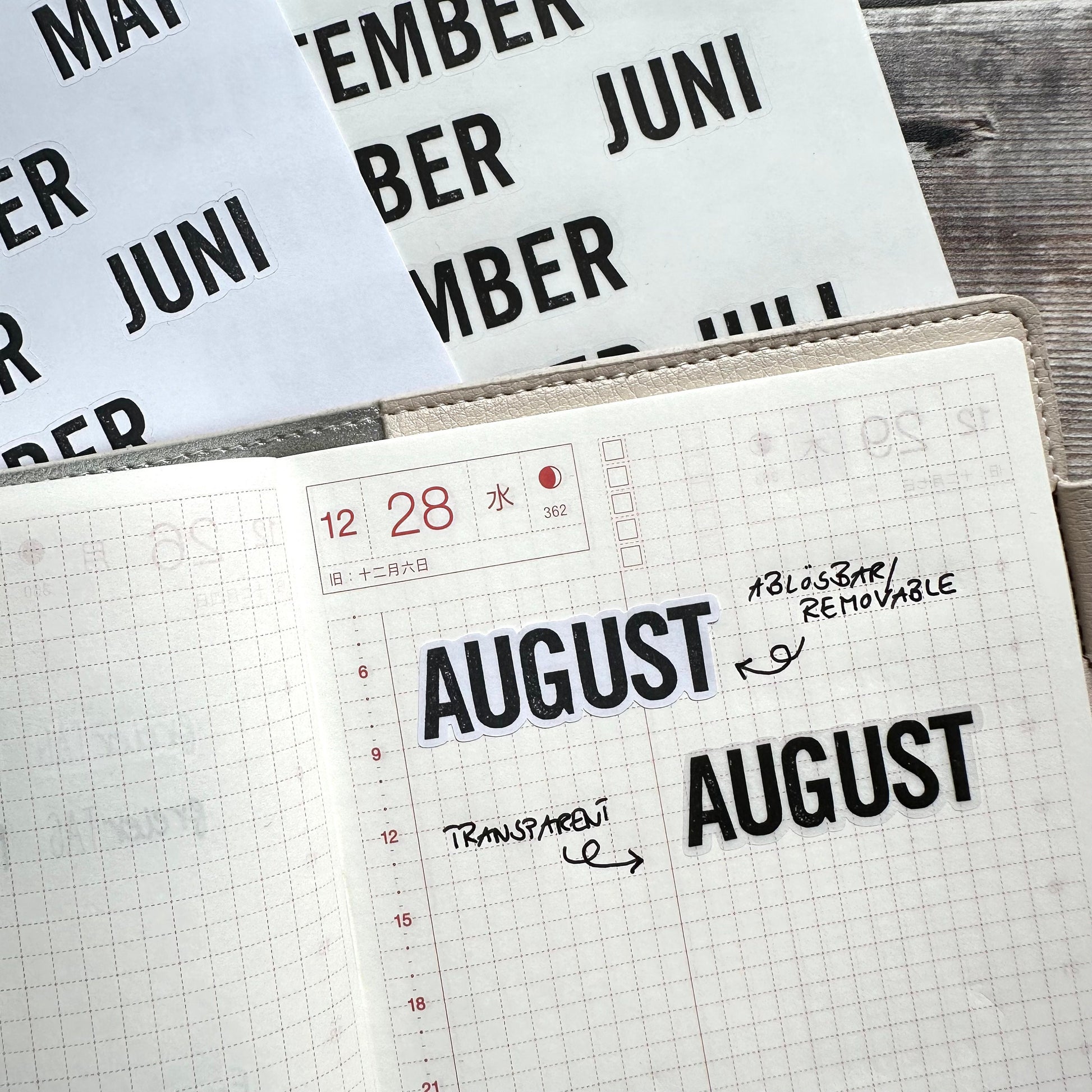 Stickerbogen Monate Januar bis Dezember, einzeln ablösbare Sticker in der Schriftart 11 für Bullet Journal, Planer und Kalender, 12x17 cm