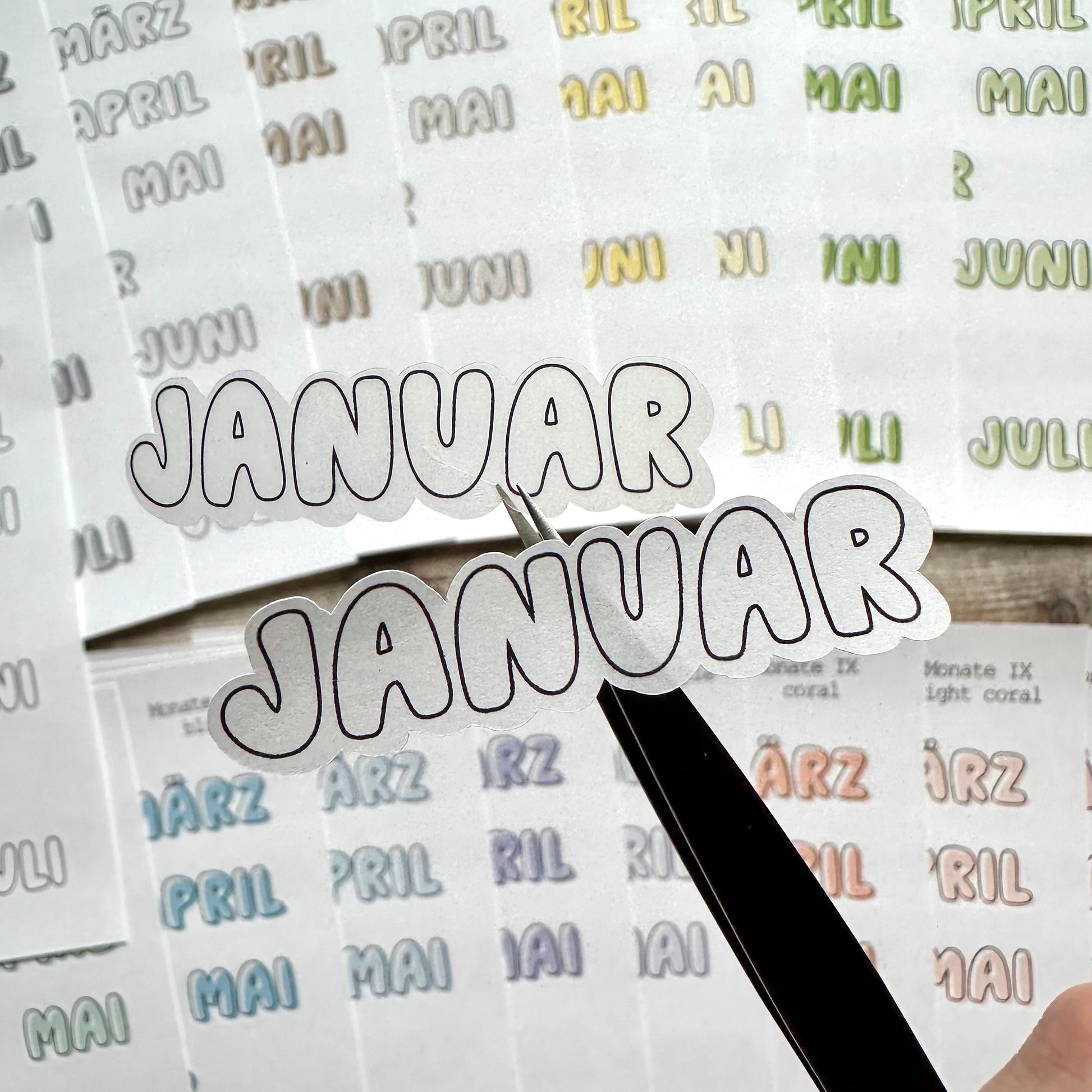 Stickerbogen Monate Januar bis Dezember, einzeln ablösbare Sticker in der Schriftart 9 für Bullet Journal, Planer und Kalender, 12x17 cm