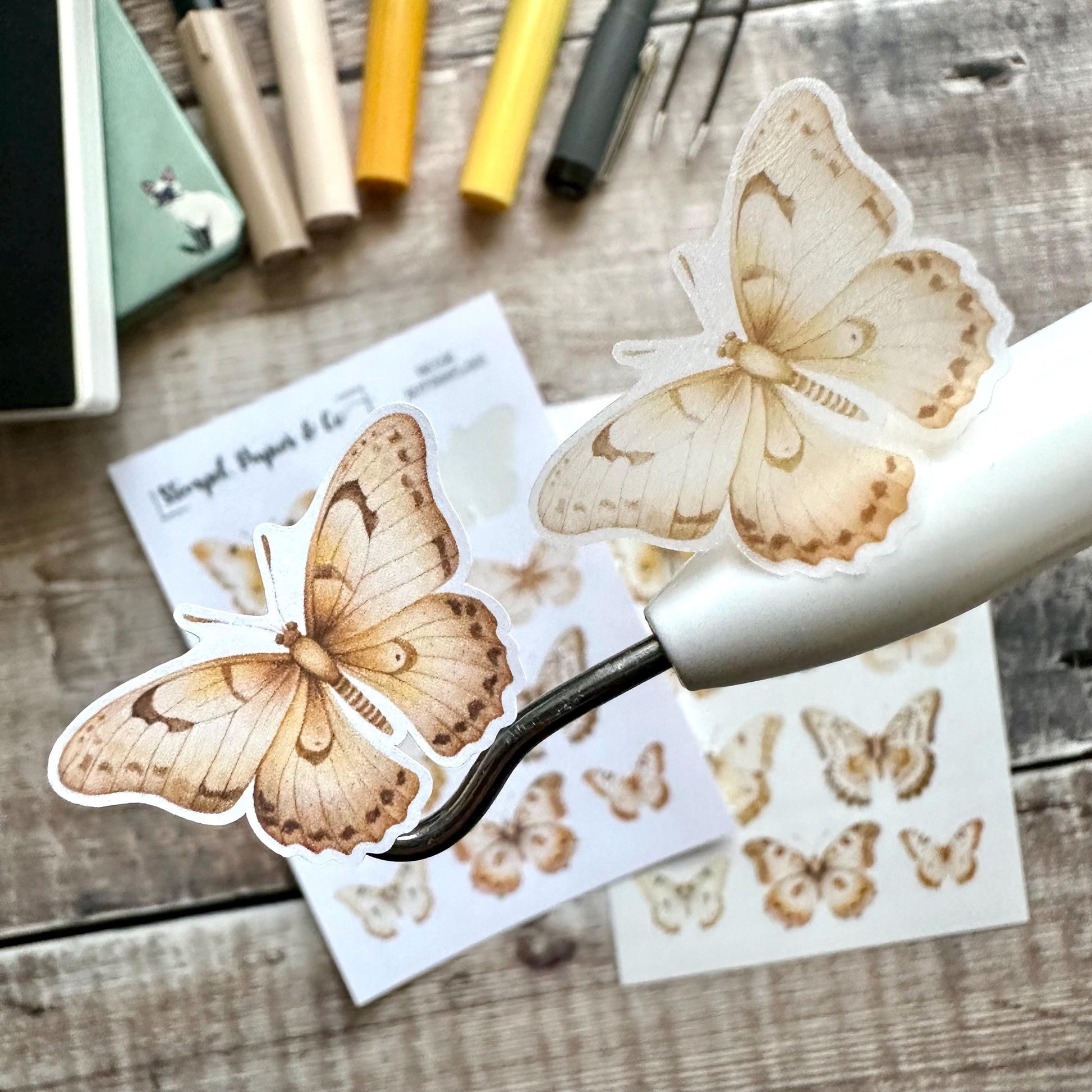 kleiner Stickerbogen mit Schmetterlingen in beige Naturtönen, einzeln ablösbare Sticker zum Dekorieren für Bullet Journal, Planer, Kalender