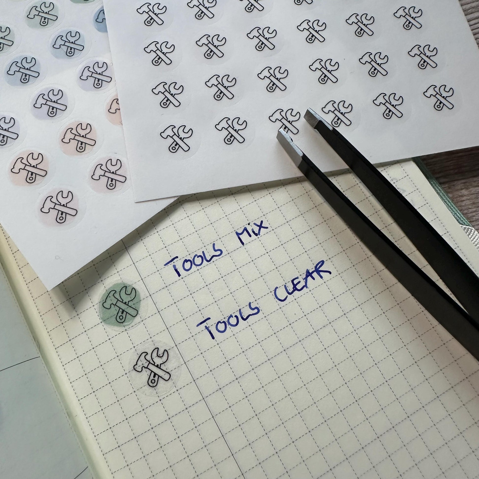 Stickerbogen Werkzeug mit Hammer und Schraubenschlüssel, einzeln ablösbare kreisrunde Sticker transparent matt für Bullet Journal, Kalender