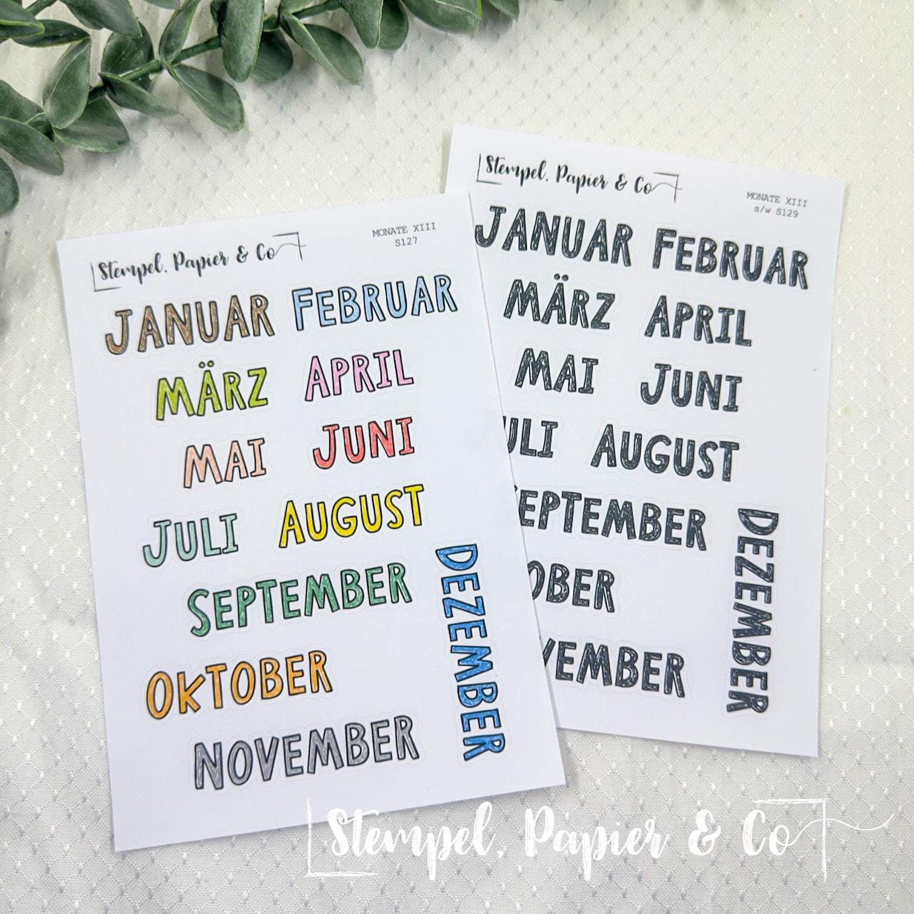 Stickerbogen Monate Januar bis Dezember, einzeln ablösbare Sticker, Schriftart 13, zwei Versionen für Bullet Journal, Planer und Kalender