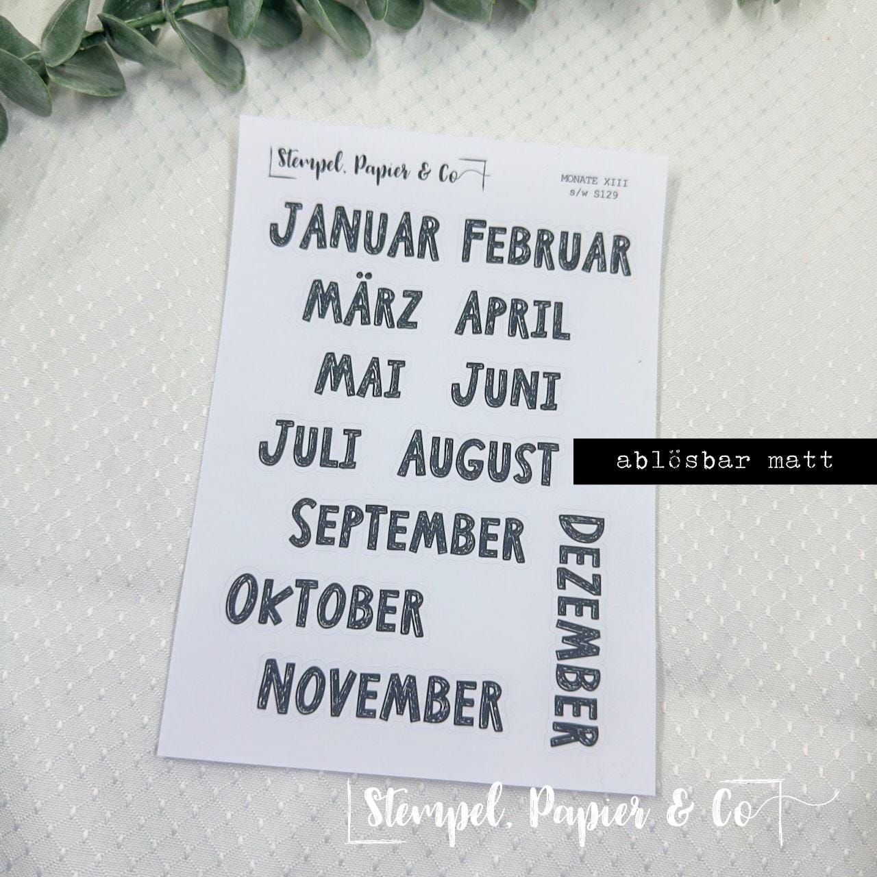 Stickerbogen Monate Januar bis Dezember, einzeln ablösbare Sticker, Schriftart 13, zwei Versionen für Bullet Journal, Planer und Kalender
