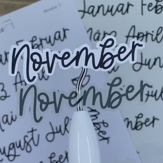 Stickerbogen Monate Januar bis Dezember in deutsch, einzeln ablösbare Sticker in der Schriftart V für Bullet Journal und Planer